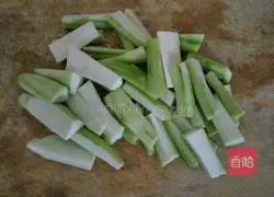 Illustration of how to make stir-fried loofah dumplings 2