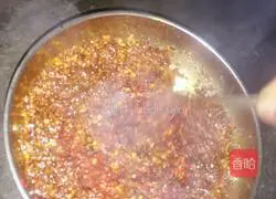 Illustration of how to make spicy red oil 4