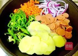 Illustration of how to make ham and fresh vegetable pizza 2