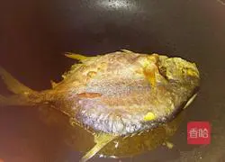 Illustration of how to make fried pomfret 4