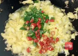 Illustration of how to make braised noodles with peppers and eggs 4