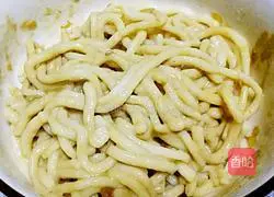 Illustration of how to make sesame sauce, scallion oil, sausage and steamed noodles 11