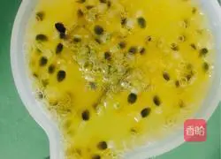 Illustration of how to make durian pizza with passion fruit honey water 6