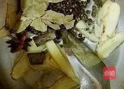 Illustration of how to make whole chicken braised pork rice 4