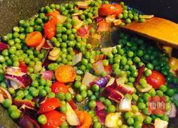 Illustration of how to make fried beef patties with red stew sauce 16