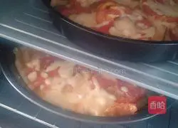 Illustration of how to make cantaloupe and tomato pizza 9