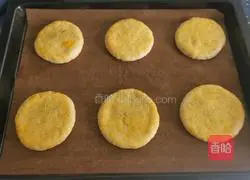 Illustration of how to make egg white cake, a traditional snack in Yunnan 7