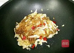 Illustration of how to stir-fry shredded pork with kimchi and sweet potato starch 7