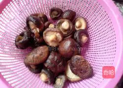 Illustration of how to make braised chicken with mushrooms 3