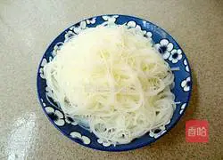 Illustration of how to make fried rice noodles with double shreds and green onions 1