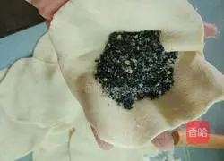 Illustration of how to make sesame candy buns 11