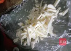 Nine-inch Sausage Fish Tofu Pizza Recipe Illustration 3