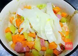 Illustration of making sesame sauce, scallion oil, sausage and steamed noodles 12