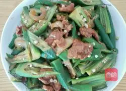 Illustration of how to make vinegared pork slices and okra 1