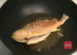 Illustration of how to cook fish in soy pot 6