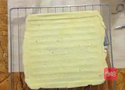 Illustration of how to make seaweed and meat floss cake rolls 9