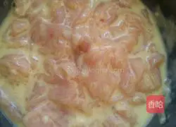 Illustration of how to stir-fry carrots with oiled meat 3