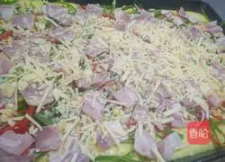 Illustration of how to make bacon and vegetable pizza 12