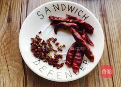 Illustration of how to make spicy fish in dry pot 6