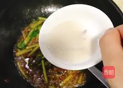 Illustration of how to stir-fry shredded beef with celery 8