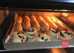 Illustration of how to make ham and meat floss bread 4