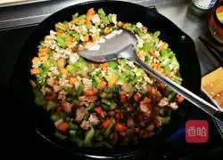 Illustration of how to make braised noodles with pork and green pepper 5