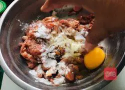 Illustration of how to make fried fungus, celery and fried pork 4