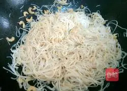 Illustration of how to make shrimp vermicelli wrapped in lettuce 12