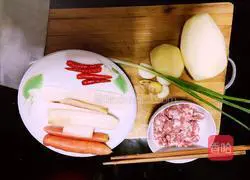 Illustration of how to make minced potatoes and diced pickles 1