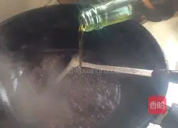 Illustration of how to make fake Beijing sauce shredded pork 9