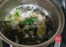 Illustration of how to make tuna, seaweed and egg drop soup 5