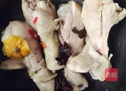 Illustration of how to make shredded chicken 4