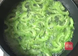 Illustration of how to make scrambled eggs with wolfberry, bitter melon and eggs 7