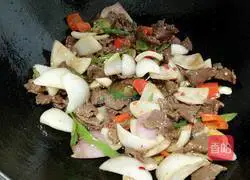 Illustration of how to make fried beef with onions 8