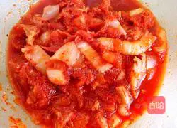 Illustration of how to stew pork ribs in Korean kimchi pot 8