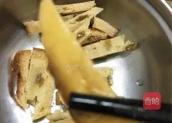 Illustration of how to make fried egg breadsticks 3