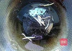 Illustration of how to stuff pork with braised oil and gluten 4