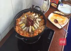 Illustration of how to make Golden Needle Fat Beef Kimchi Pot 8