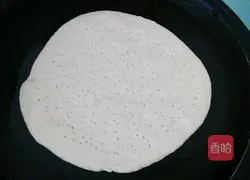 Illustration of making homemade pizza with electric baking pan 11