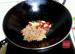 Illustration of how to make fried bacon with black bean sauce 4