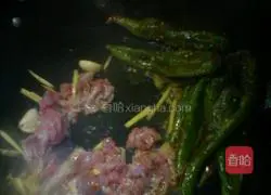 Illustration of how to stir-fry shredded pork with tiger skin and green pepper 5