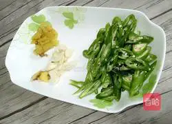 Illustration of how to make fried beef with green pepper 3