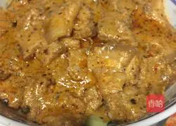 Illustration of how to make steamed rice noodles and meat 12