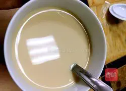 Illustration of how to make British milk tea 7