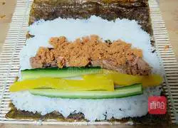 Illustration of how to make tuna, floss and kimbap 7