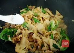 Illustration of how to make hot pepper dried tofu 6