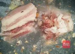 Illustration of how Lao Ganma mixes white-cut meat 1