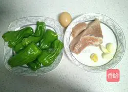 Illustration of how to stir-fry shredded pork with green pepper 1