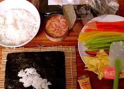 Illustration of how to make tuna kimbap 1