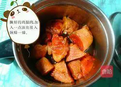 Illustration of how to braise chicken legs in a low-power electric cooker 3